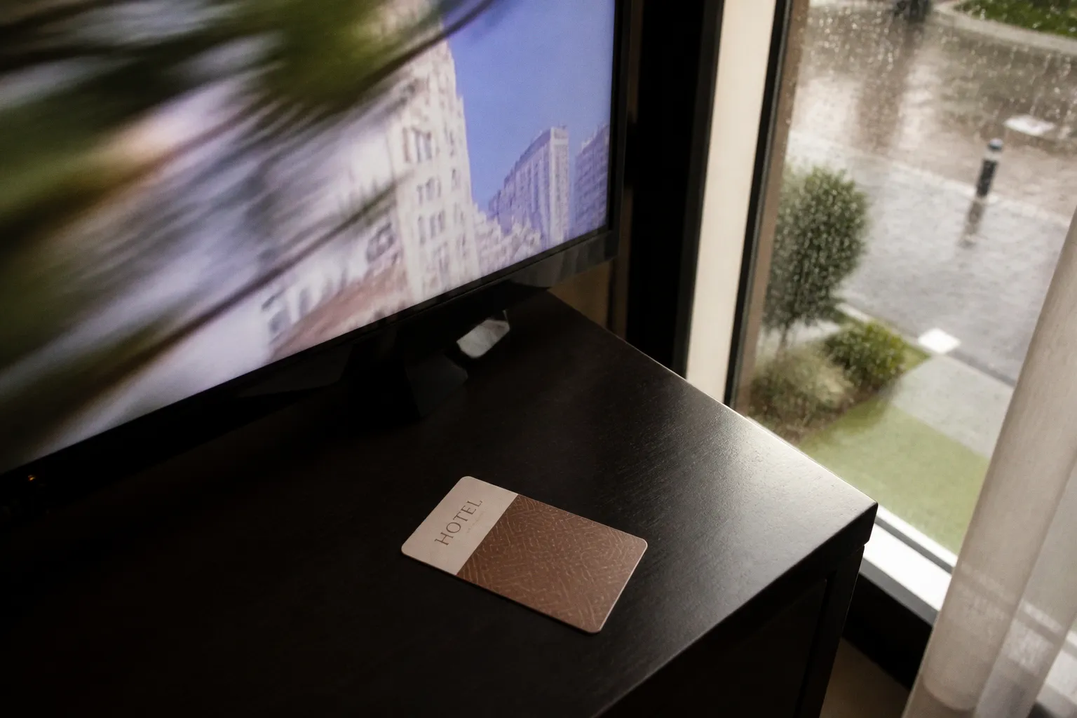 Hotel booking engine video autoplay: conversion risks and fixes